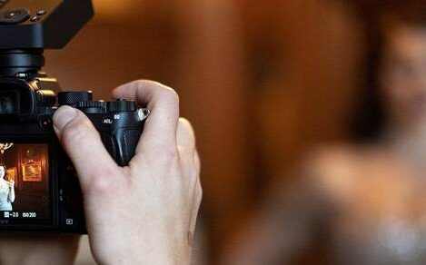 کلوزآپ بسیار نزدیک از یک چشم انسان با مژه‌های تیز و واضح در یک پرتره