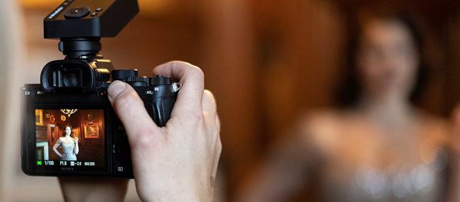 کلوزآپ بسیار نزدیک از یک چشم انسان با مژه‌های تیز و واضح در یک پرتره