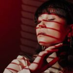 سوژه در کنار پنجره شمالی، با نور یکدست روی صورت