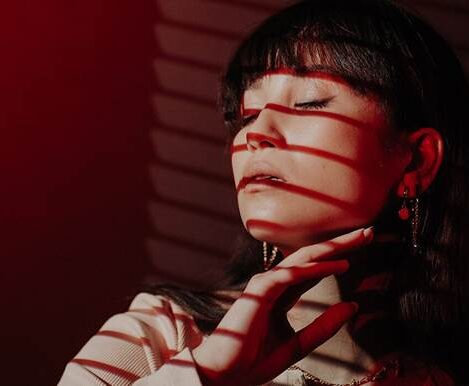 سوژه در کنار پنجره شمالی، با نور یکدست روی صورت