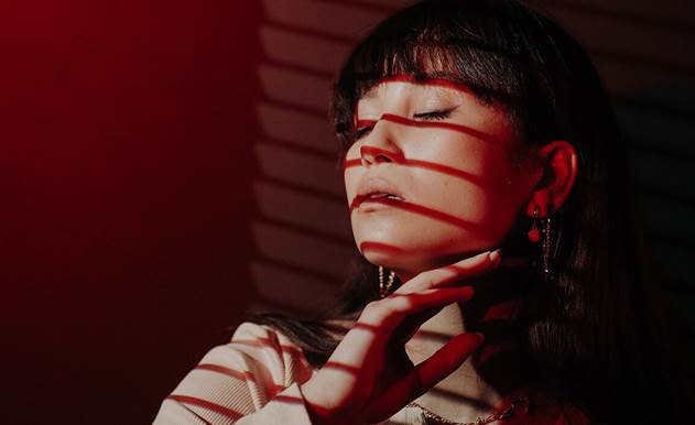 سوژه در کنار پنجره شمالی، با نور یکدست روی صورت