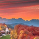 عکاسی از اعتدال پاییزی: راهنمای جامع ثبت لحظههای طلایی فصل 14 تصویری گرم و پرجنبوجوش از یک جشن یا بازار محلی در فصل پاییز