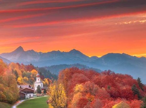 تصویری گرم و پرجنب‌وجوش از یک جشن یا بازار محلی در فصل پاییز