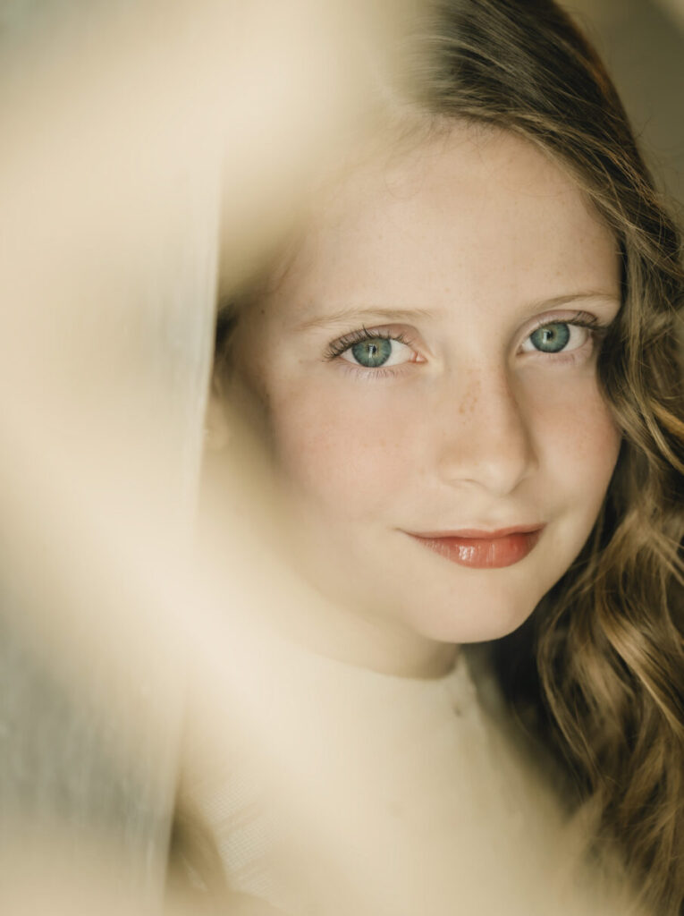 نمایشگر دوربین با کادر سبز رنگ روی چشم سوژه که نشان‌دهنده فعال بودن Eye AF است 