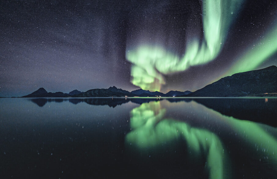 عکاسی خیره‌کننده از شفق قطبی در شب 