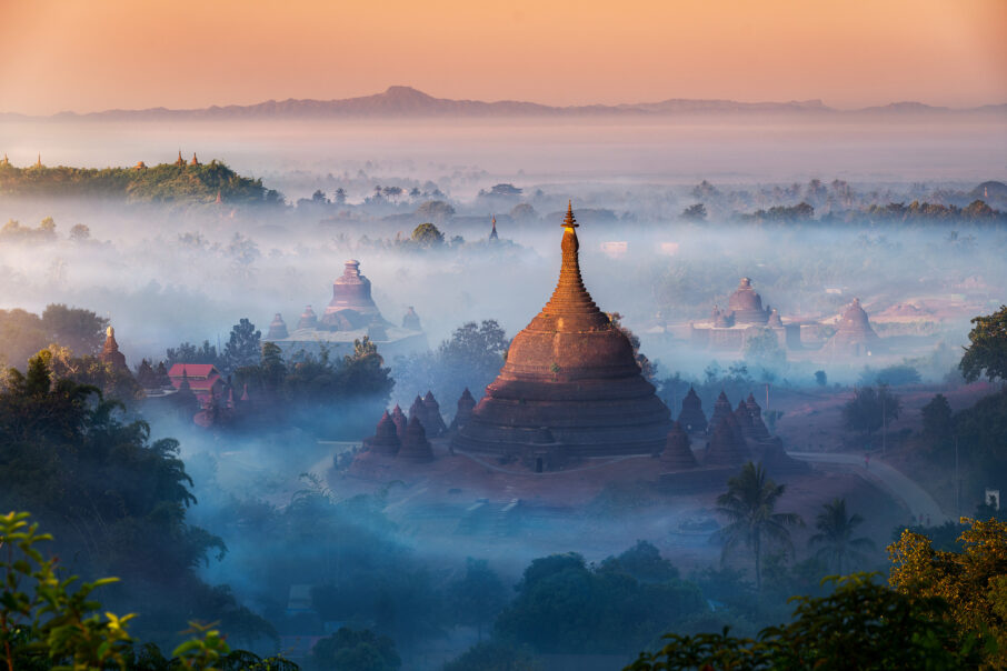 منظره وسیع دره مه‌آلود از نمای بالا، عکاسی منظره 