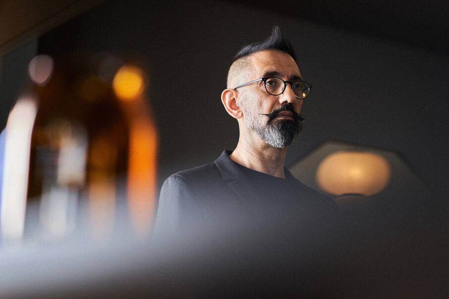 پرتره مرد با نور کنتراست دار و دراماتیک عصرگاهی