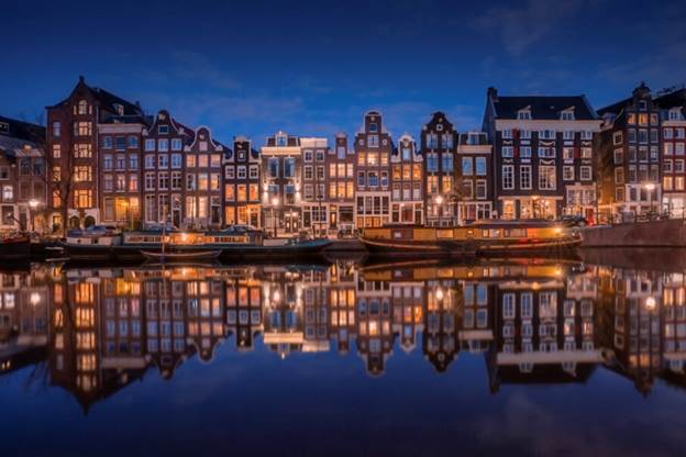 دوربین روی سه‌پایه در حال عکاسی تایم‌لپس