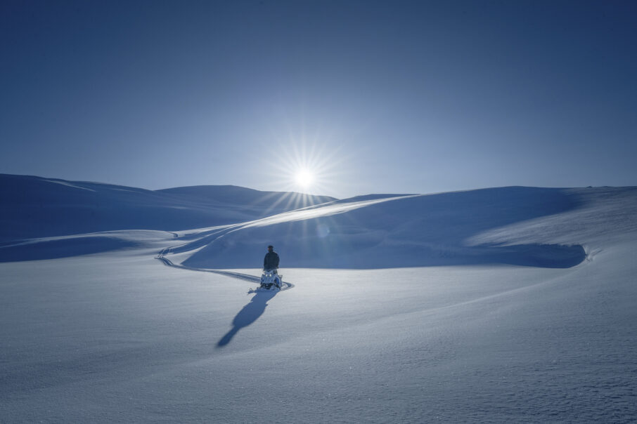 راهنمای جامع عکاسی پرتره با نور از پشت (Backlighting) با تجهیزات سونی 7 عکاسی از منظره با خورشید در مرکز که به شکل یک ستاره چند پرتو درآمده است