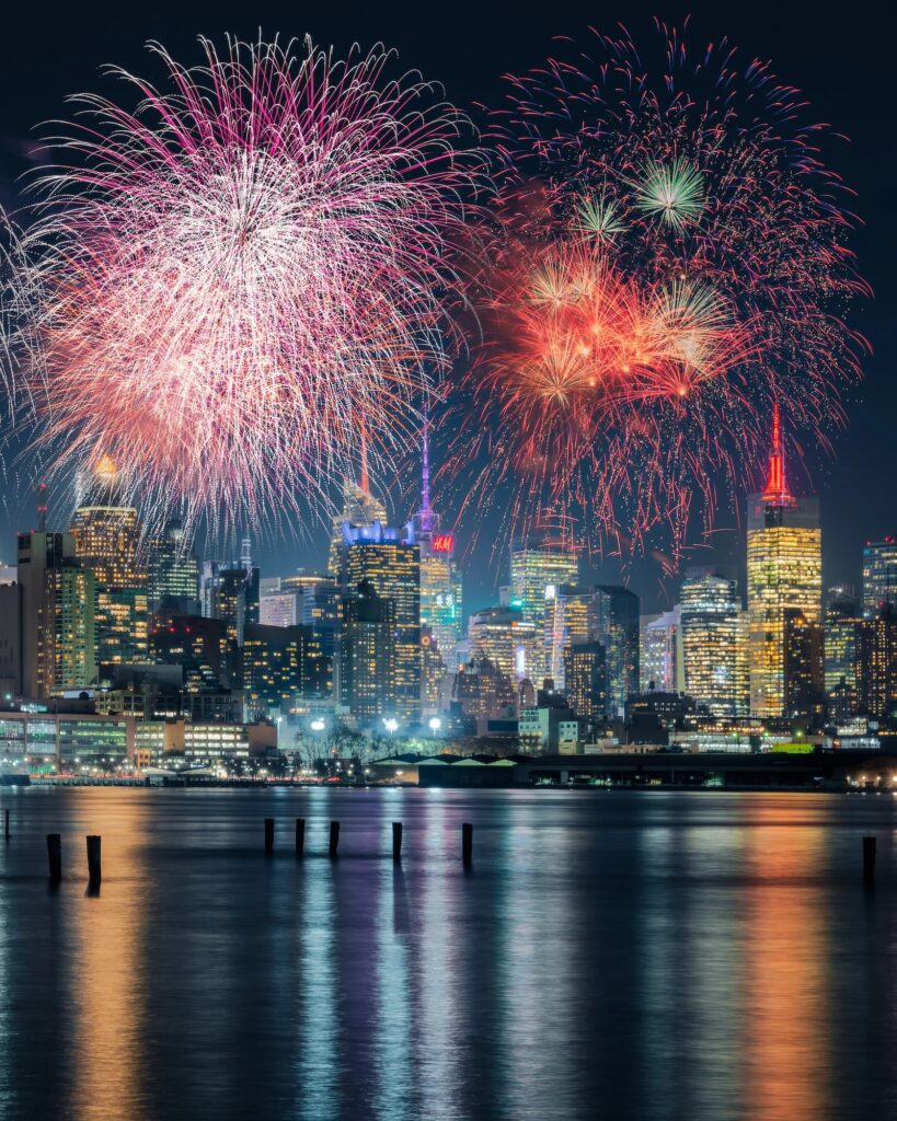 راهنمای جامع عکاسی از آتشبازی با دوربین سونی آلفا: ثبت لحظات درخشان 4 نزدیکی ماکرو از حلقه فوکوس یک لنز سونی که نماد بینهایت (∞) روی آن مشخص است و نشانگر روی آن تنظیم شده است.