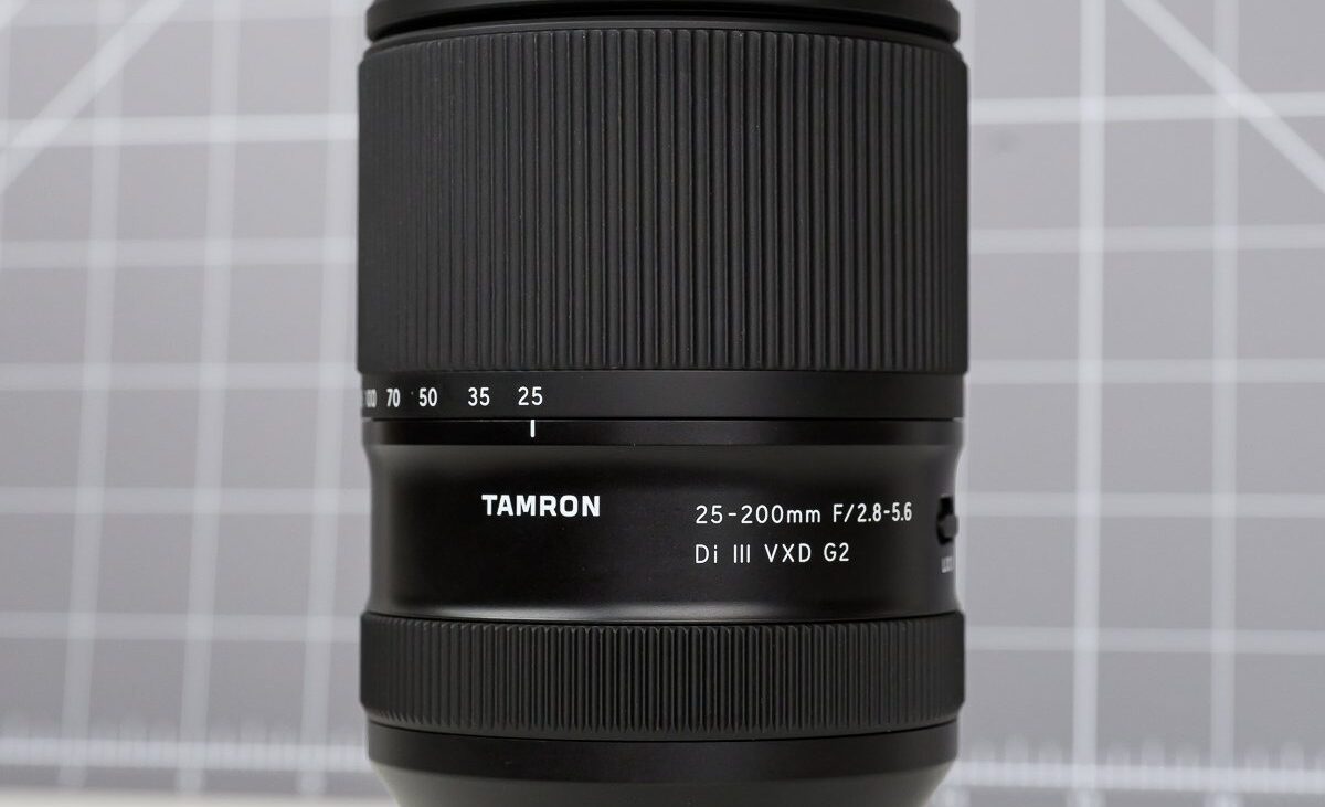 لنز تامرون 25-200mm f/2.8-5.6 Di III VXD G2 روی یک دوربین سونی در حال عکاسی از یک منظره شهری