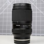 لنز تامرون 25-200mm f/2.8-5.6 Di III VXD G2 روی یک دوربین سونی در حال عکاسی از یک منظره شهری