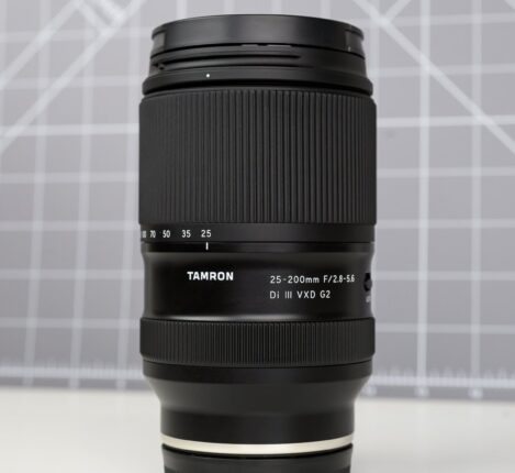لنز تامرون 25-200mm f/2.8-5.6 Di III VXD G2 روی یک دوربین سونی در حال عکاسی از یک منظره شهری