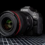 بررسی کامل Canon EOS R6 Mark III؛ دوربینی پیشبینیپذیر اما فوقالعاده قدرتمند 8 "Canon EOS R6 Mark III front view",