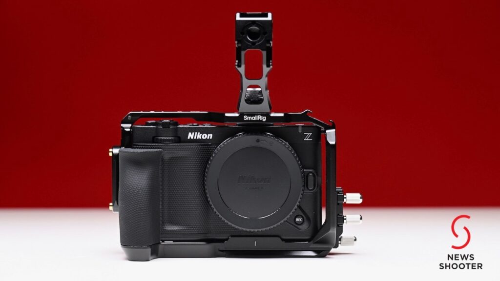 نمای نزدیک از سوکت‌ها و سیستم قفل‌گیری سه‌نقطه‌ای کیج اسمال‌ریگ.