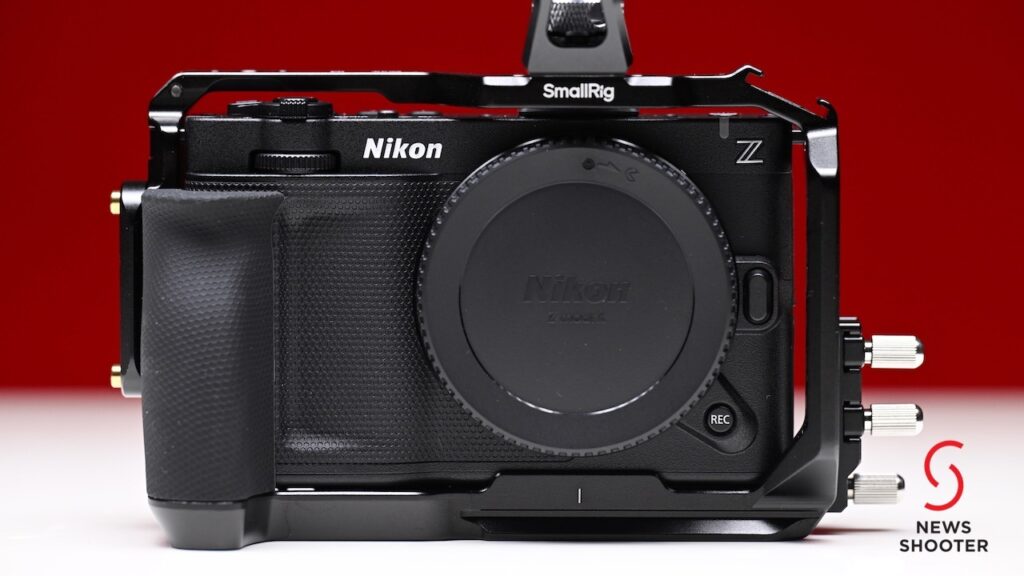 تصویری از آچار چندکاره تعبیه شده در زیر کیج و مراحل نصب دسته جانبی با ریل NATO.