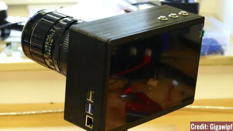 تصویری از کامپیوتر کوچک Raspberry Pi و موتورهای stepping درون بدنه دوربین.