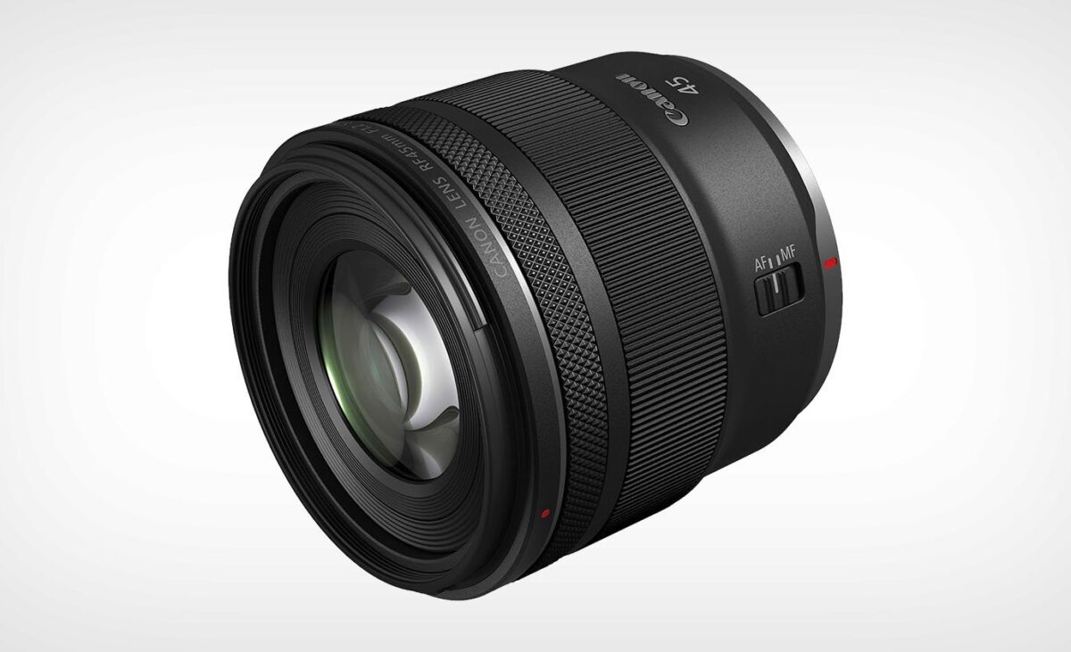 لنز Canon RF 45mm f/1.2 STM روی پس‌زمینه سفید