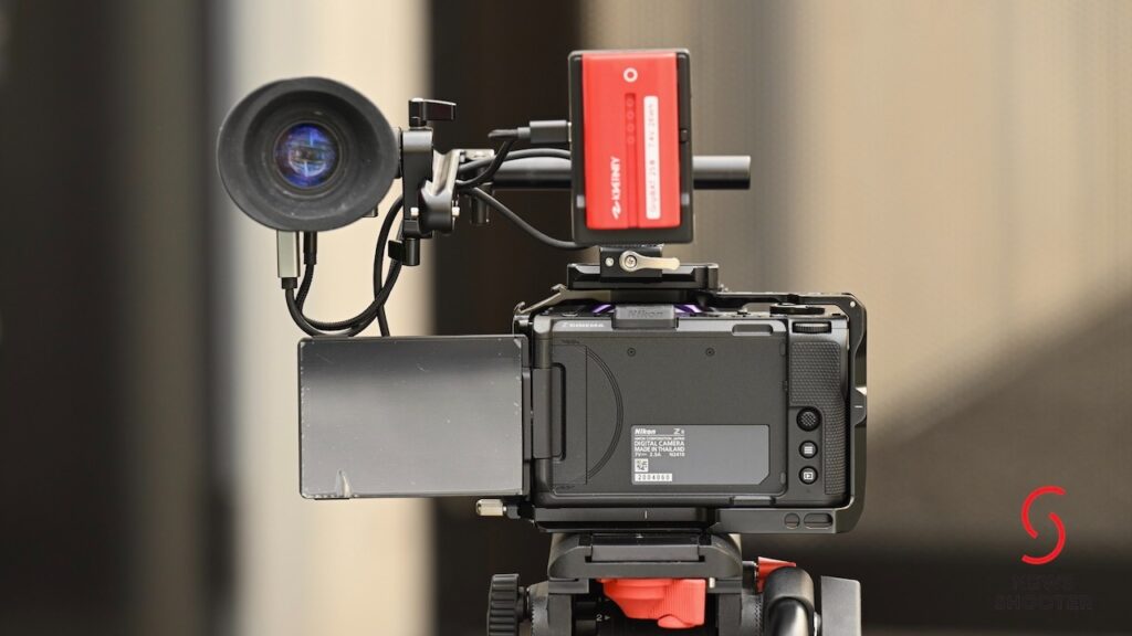 نمایشگر دوربین نیکون Z9 در حالی که کیج اسمال‌ریگ روی آن نصب است، به طور کامل باز شده است