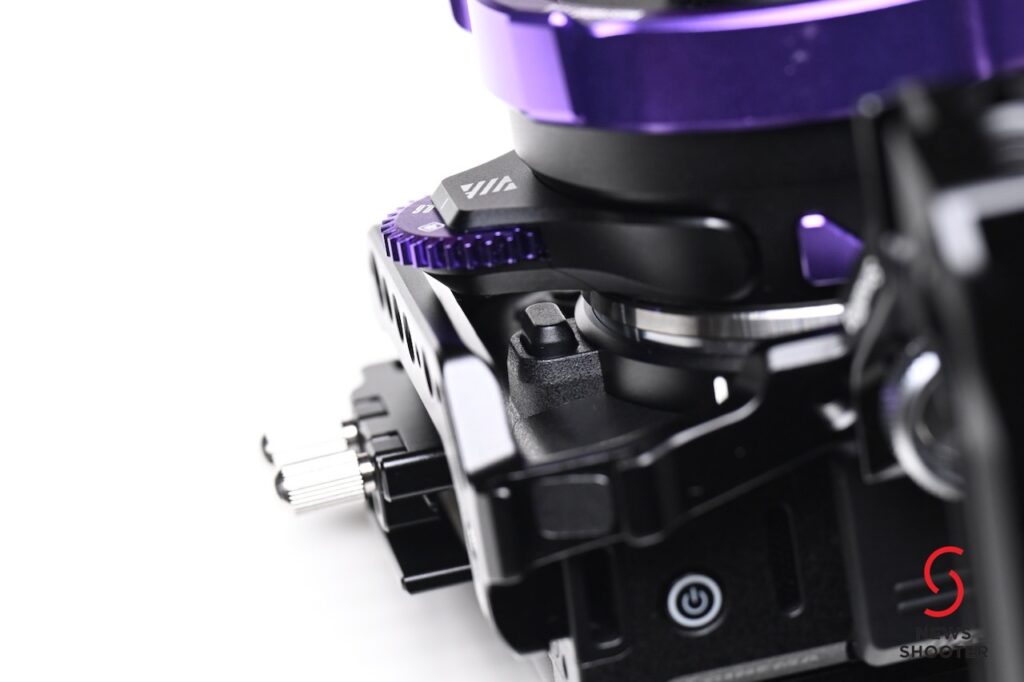 تصویری از یک تکنیسین متخصص در حال بررسی یک دوربین مجهز به کیج در مرکز ایده‌آل دوربین.