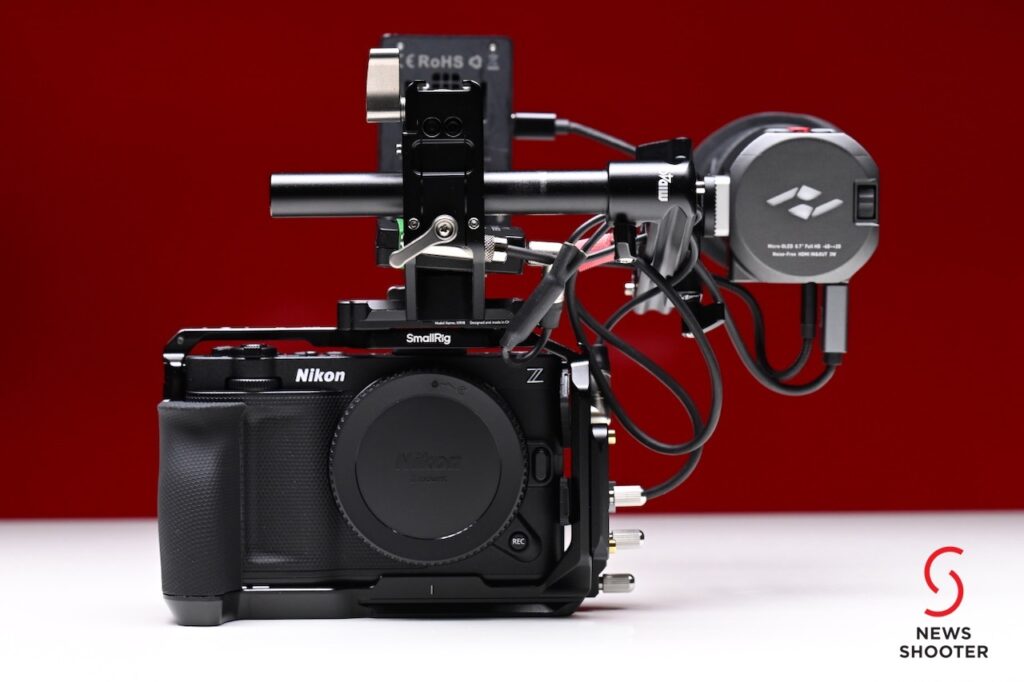 نماد سوال و پاسخ (؟) در کنار کیج اسمال‌ریگ و دوربین نیکون Z8.