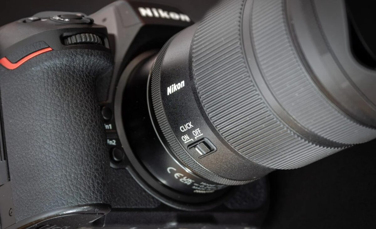 مقایسه جانبی لنز نیکون Z 24-70mm f/2.8 S II (بالا) با نسخه قبلی (پایین).