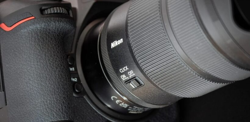 مقایسه جانبی لنز نیکون Z 24-70mm f/2.8 S II (بالا) با نسخه قبلی (پایین).