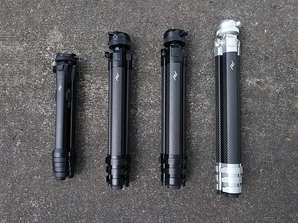 سه‌پایه Peak Design Pro به رنگ مشکی در حالت کاملاً باز شده در یک منظره کوهستانی.