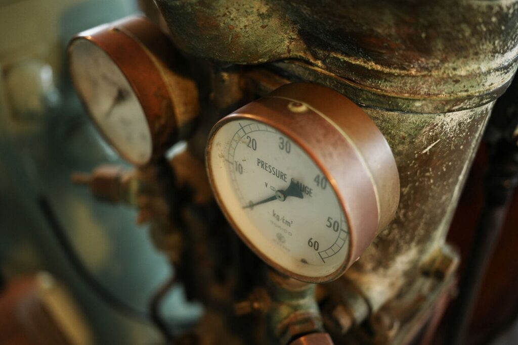 نمای نزدیک از حلقه فوکوس فلزی و بافت الماس‌تراش روی نسخه سونی E لنز.