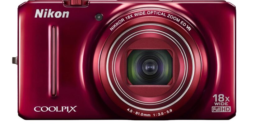 بازگشت دوربینهای کامپکت ؛ محبوبترین انتخابهای نسل زد در سال ۲۰۲۵ 1 دوربین سونی NEX 5 در دستان یک عکاس جوان