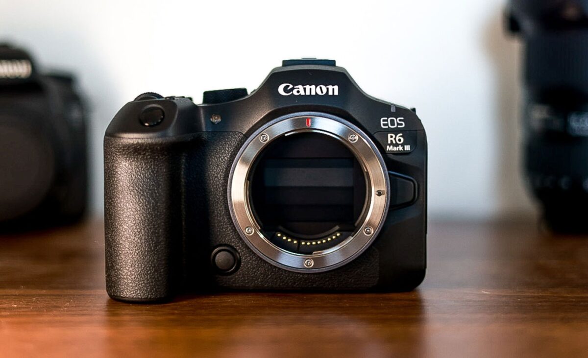 دوربین کانن R6 Mark III در دست کاربر