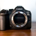 کانن R6 Mark III: نگاهی جامع از دیدگاه یک فیلمبردار (بررسی در حال انجام) 8 دوربین کانن R6 Mark III در دست کاربر