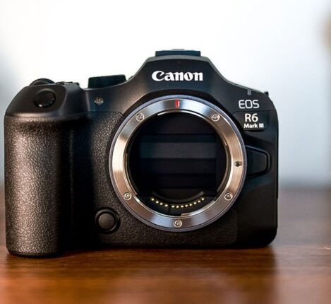 دوربین کانن R6 Mark III در دست کاربر