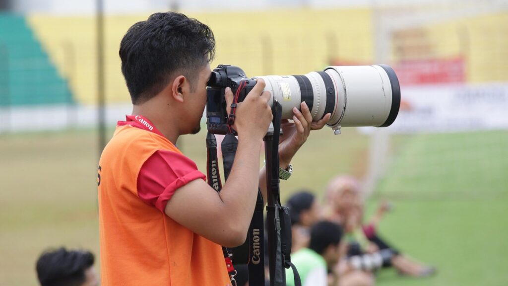 چگونه یک عکاس ورزشی حرفهای شویم | آموزش کامل عکاسی ورزشی از مبتدی تا حرفهای 5 تصویر دوندهای که درست در لحظه عبور از خط پایان با زمانبندی دقیق ثبت شده است.