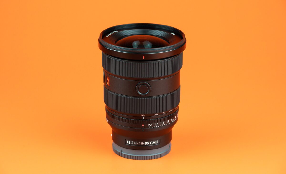 لنز Sony FE 16-35mm f/2.8 GM II روی دوربین سونی a7R V در حال عکاسی شب.