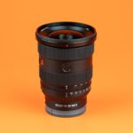 لنز Sony FE 16-35mm f/2.8 GM II روی دوربین سونی a7R V در حال عکاسی شب.