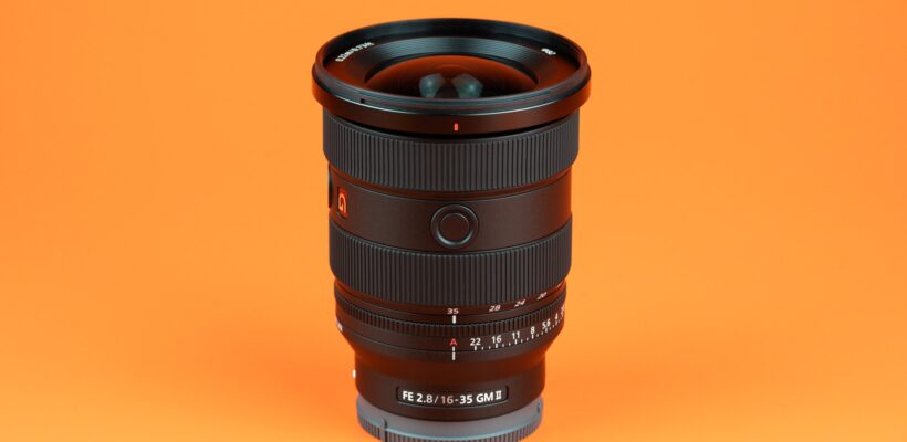 لنز Sony FE 16-35mm f/2.8 GM II روی دوربین سونی a7R V در حال عکاسی شب.
