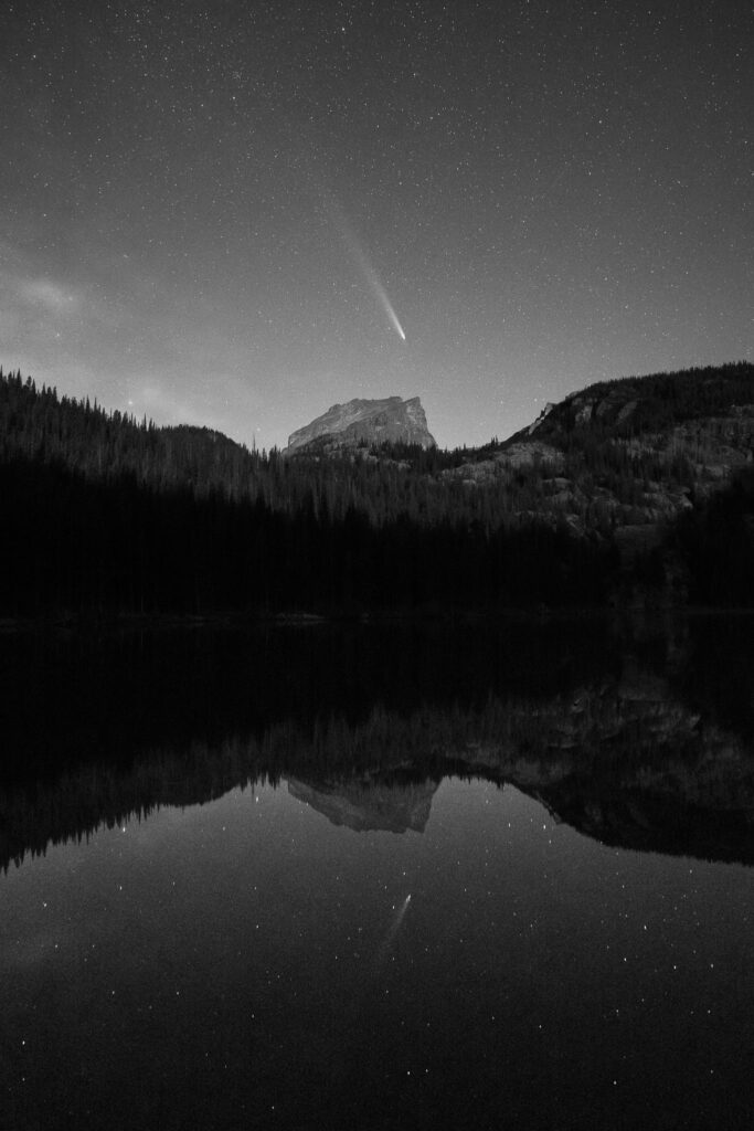 لنز Sony FE 16-35mm f/2.8 GM II متصل به دوربین سونی a7R III از نمای جانبی.