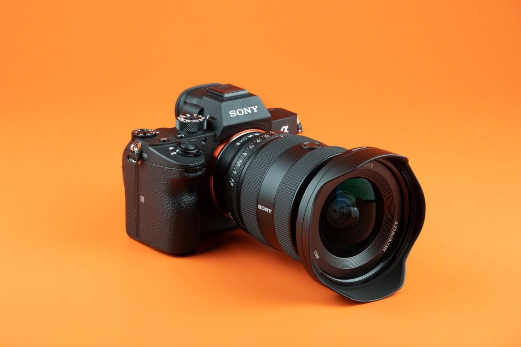 نمای نزدیک از حلقه‌های دیافراگم، فوکوس و زوم و دکمه‌های اختصاصی روی لنز Sony FE 16-35mm f/2.8 GM II.