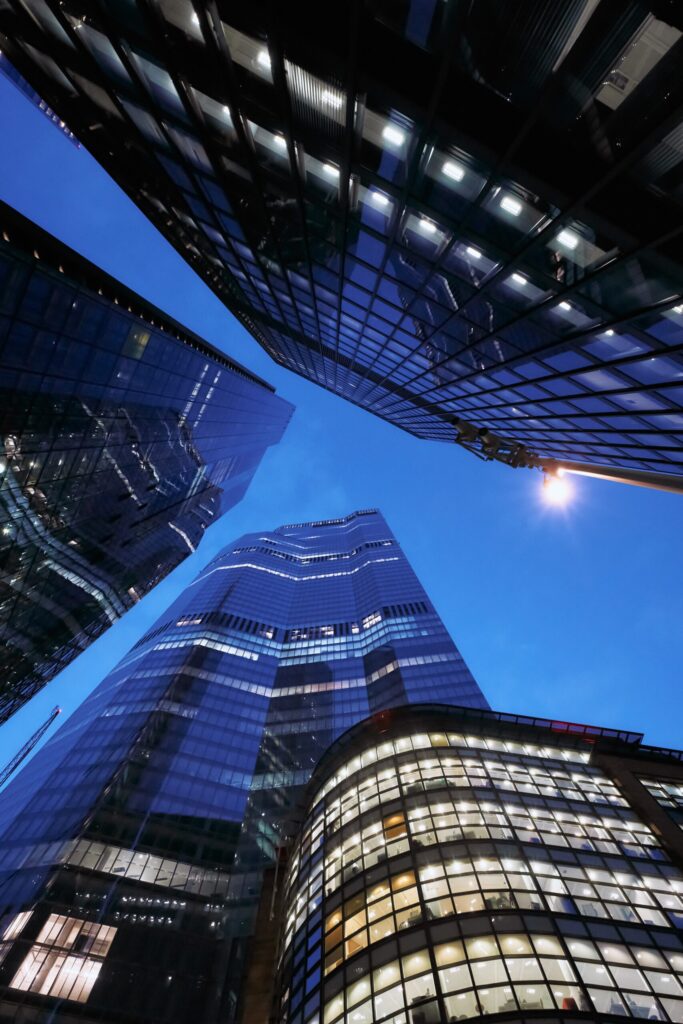 راهنمای جامع عکاسی شهری در سفر: تکنیکهای حرفهای برای تصاویری خیرهکننده 3 نگاهی به آسمانخراشها در غروب در لندن