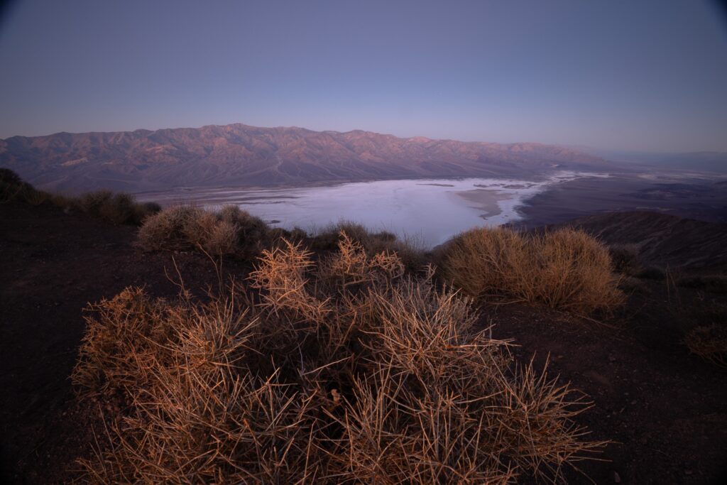 بررسی تخصصی لنز Canon RF 14-35mm f/4 L IS — شاهکار واید برای عکاسی منظره 3 طلوع در دامنههای کوهستان با زاویهٔ باز