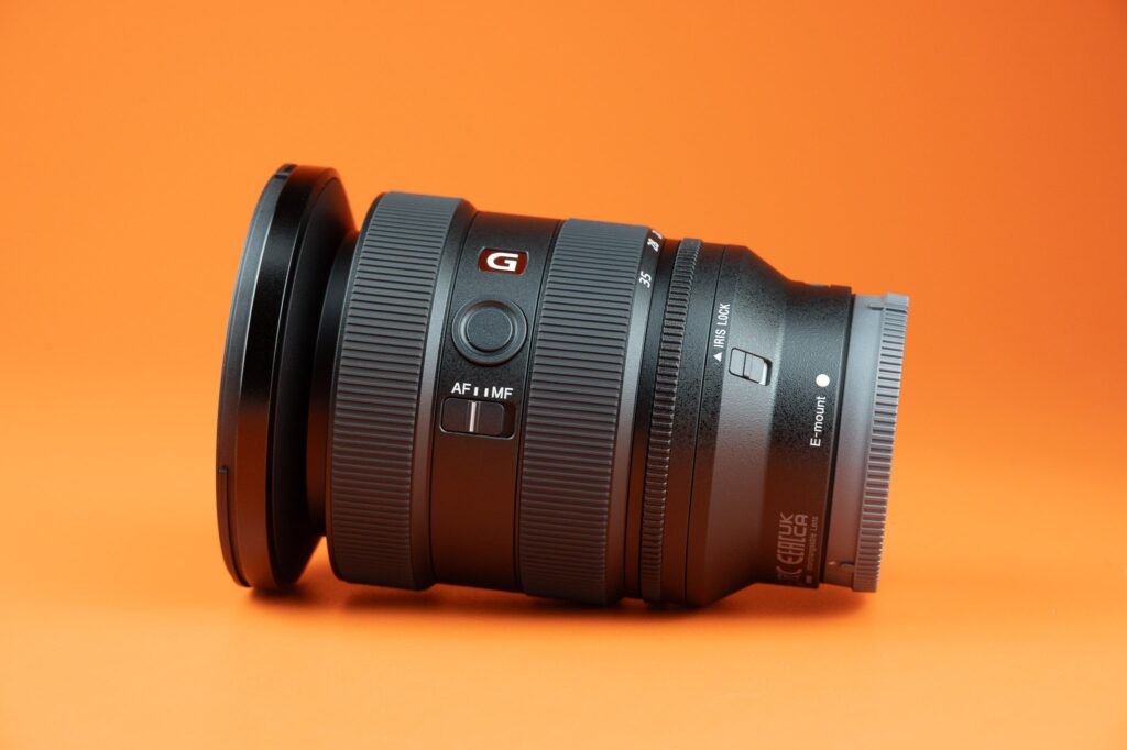 نمودار یا اینفوگرافیک نمایش فرمول نوری لنز با ۱۵ عدسی در ۱۲ گروه.