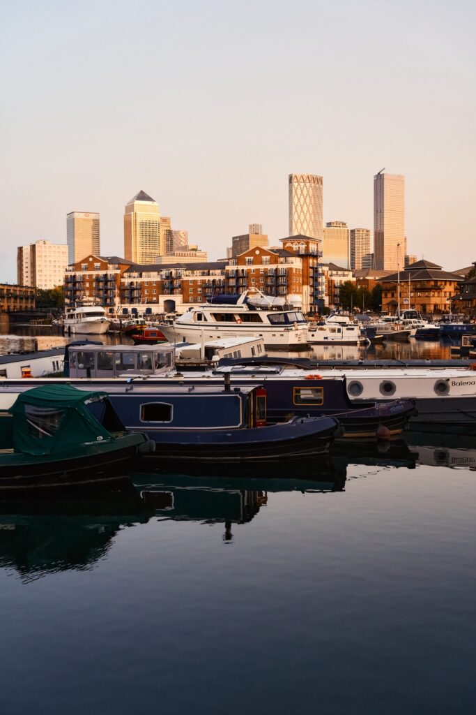 راهنمای جامع عکاسی شهری در سفر: تکنیکهای حرفهای برای تصاویری خیرهکننده 4 این عنوان توصیف تصویری از ساختمانهای لندن است که در نور صورتی نرم غوطهور شدهاند و با دوربین سونی آلفا ۷C عکاسی شده است.