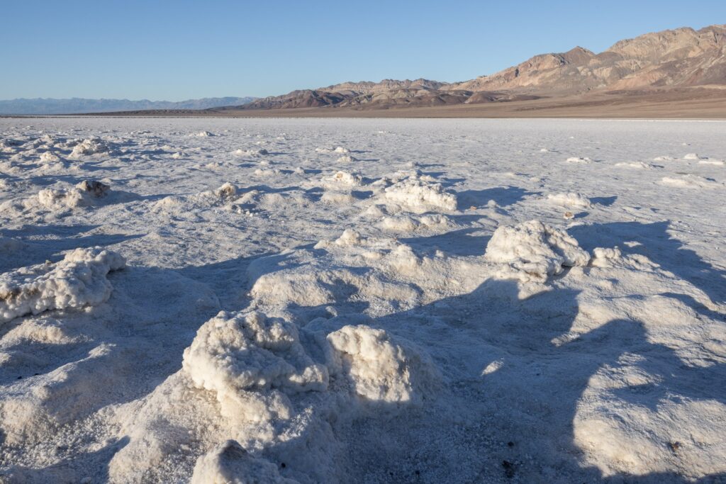 بررسی تخصصی لنز Canon RF 14-35mm f/4 L IS — شاهکار واید برای عکاسی منظره 4 افق روشن کوهستان در طلوع