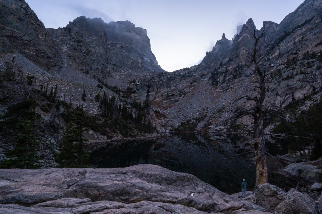 تصویری از یک تکنیسین متخصص در حال کالیبره کردن یک لنز سونی در مرکز ایده‌آل دوربین.