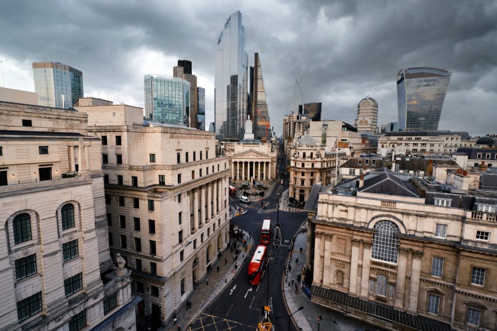 راهنمای جامع عکاسی شهری در سفر: تکنیکهای حرفهای برای تصاویری خیرهکننده 5 کاربرد دوربین Sony α7C در عکاسی مستند خیابانی یا شهری