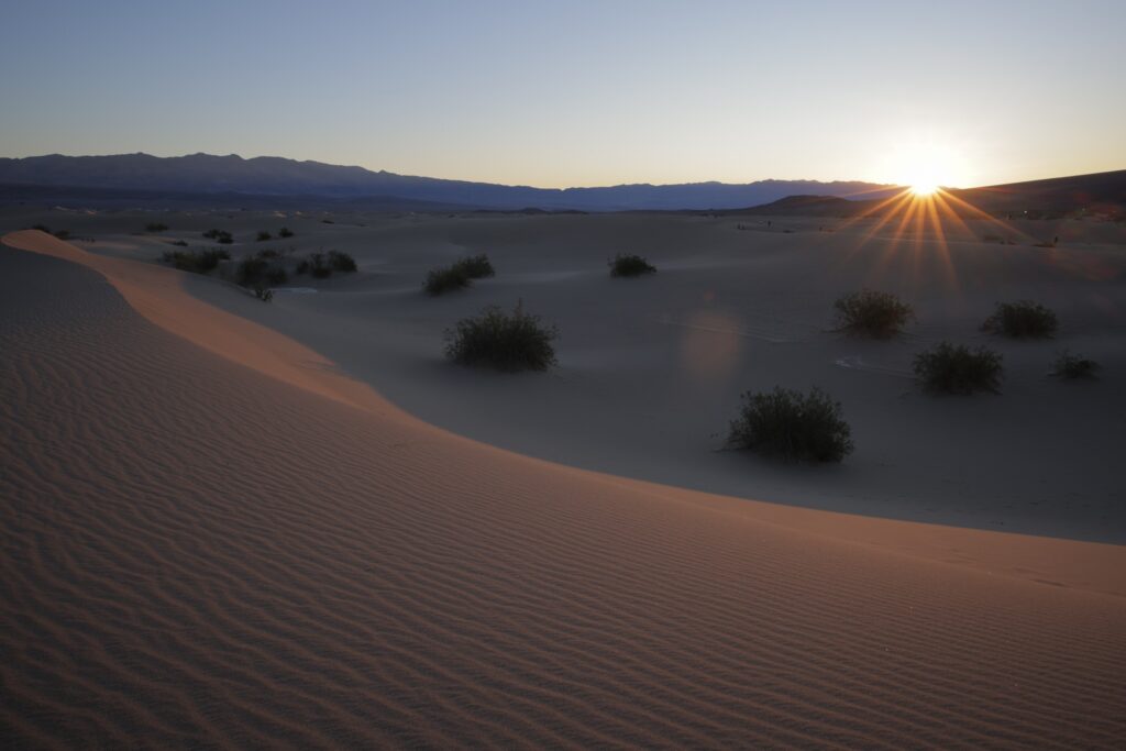 بررسی تخصصی لنز Canon RF 14-35mm f/4 L IS — شاهکار واید برای عکاسی منظره 2 قلهها و نور اول صبح با لنز واید