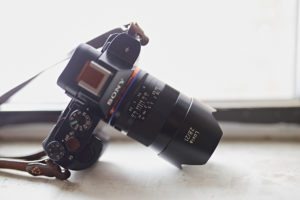 لنز کارل زایس 25mm باتیس با نمایشگر OLED