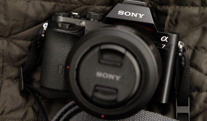 بهترین دوربینهای فولفریم سونی که برنده جوایز جهانی شدند 1 نمای جلو دوربین فولفریم سونی A7R IV 2️⃣