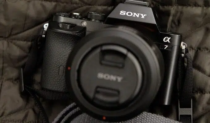 نمای جلو دوربین فول‌فریم سونی A7R IV 2️⃣